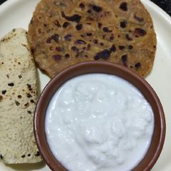 Methi paratha A picture of Methi paratha.