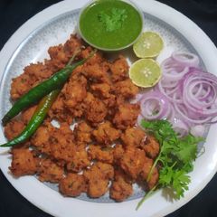 A picture of Crispy moong dal pakoda.