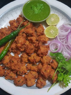 A picture of Crispy moong dal pakoda.