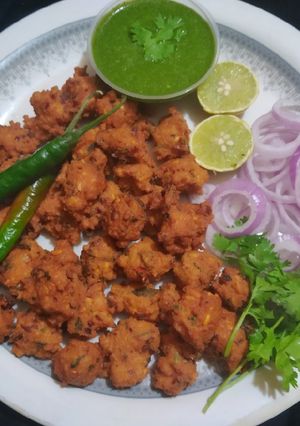 A picture of Crispy moong dal pakoda.