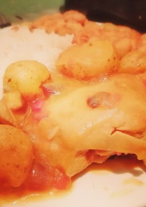 Una foto de Almuerzo casero, frijoles acompañado de pollo con papa criolla