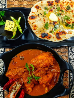 A picture of Spicy Bihari chicken curry and naan.