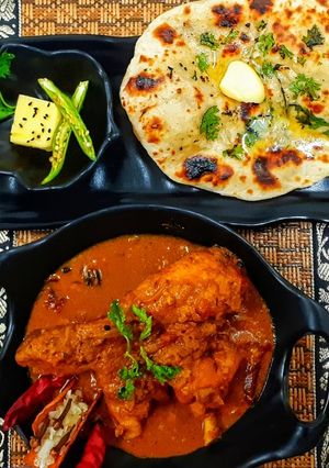 A picture of Spicy Bihari chicken curry and naan.