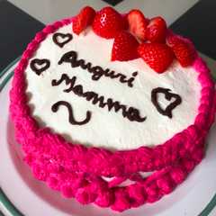 Foto di Torta cacao fragole e yogurt  per la mamma