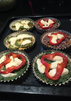 Una foto de Tartas individuales variadas con semillas y verduras