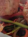 Albóndigas de pollo y calabacín sobre Juliana de verduras