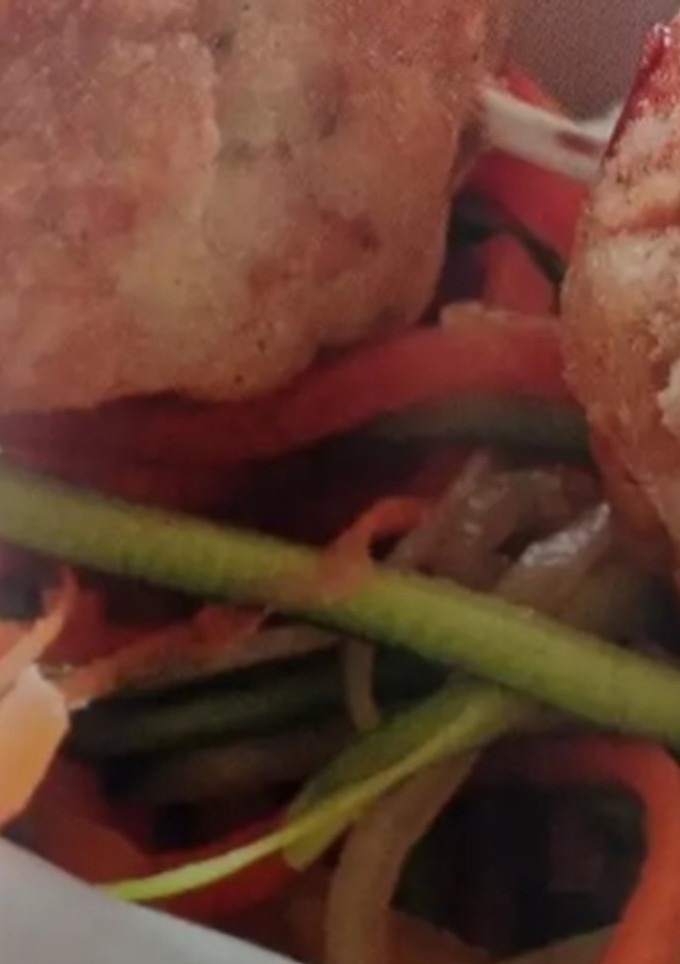 Una foto de Albóndigas de pollo y calabacín sobre Juliana de verduras