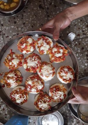 ઇડલી પીઝા (Idli Pizza Recipe In Gujarati) રેસીપી મુખ્ય ફોટો