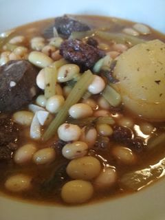 Una foto de Pochas, borrajas y butifarra negra