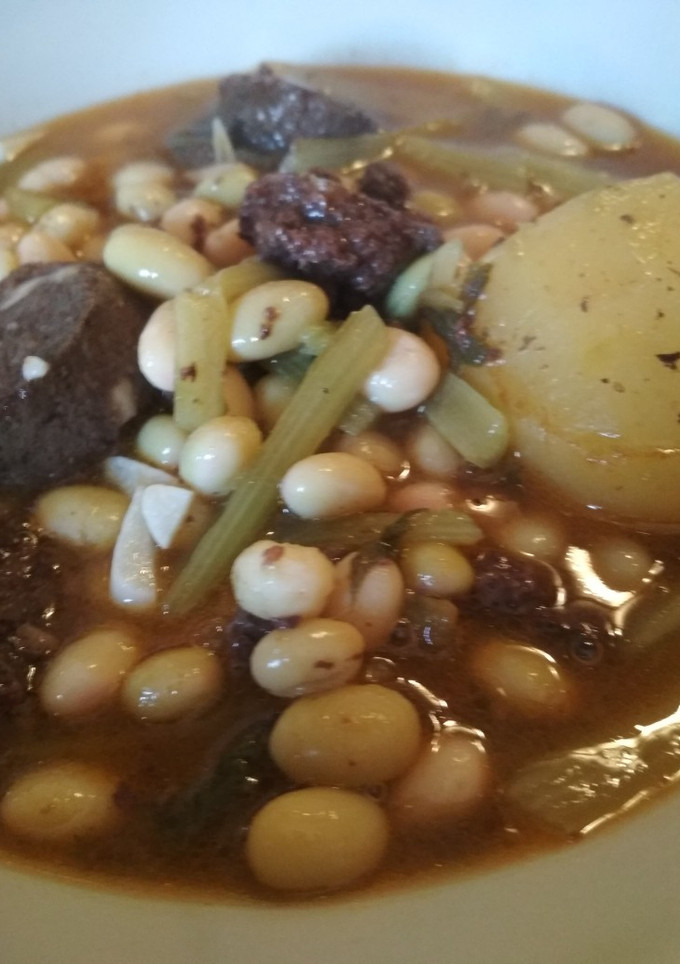 Una foto de Pochas, borrajas y butifarra negra