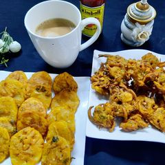 A picture of Crunchy snack (pakoray) with tea.