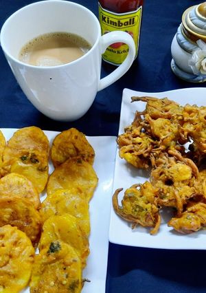 A picture of Crunchy snack (pakoray) with tea.