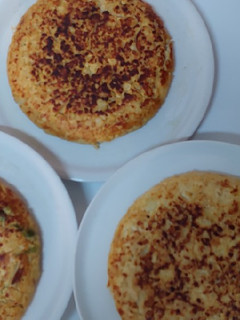 Una foto de Tortilla hostelera, patatas y cebolla o con ajos tiernos