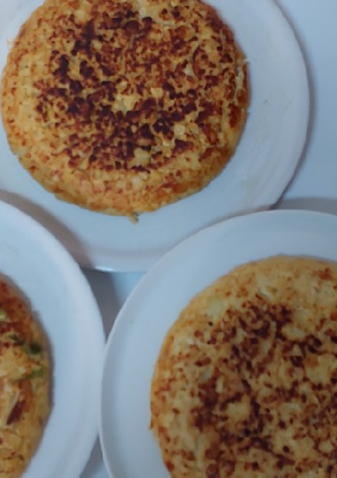 Una foto de Tortilla hostelera, patatas y cebolla o con ajos tiernos