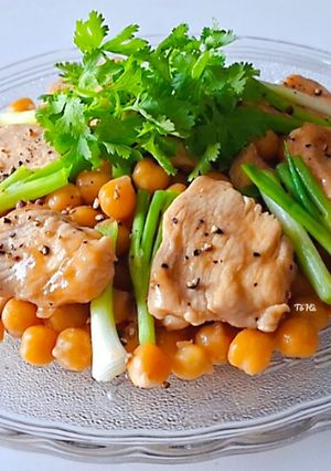Hình của món Ức Gà xào đậu gà (chickpeas).