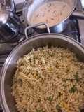 Ricos espirales a la crema de sofrito de verduras y vienesas