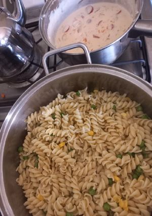 Una foto de Ricos espirales a la crema de sofrito de verduras y vienesas