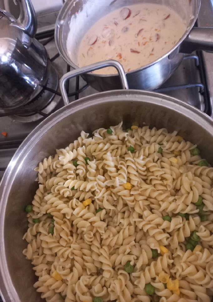 Una foto de Ricos espirales a la crema de sofrito de verduras y vienesas