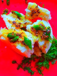 इन्स्टंट रवा ढोकळा (instant rava dhokla recipe in marathi) रेसिपी चे मुख्य फोटो