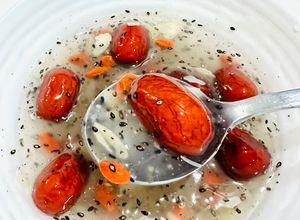 Hình của món Bột sắn dây mè đen táo đỏ kỷ tử.