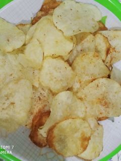 आलू चिप्स (aloo chips recipe in Hindi) रेसिपी मुख्य फोटो