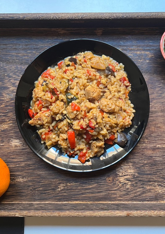 Una foto de Arroz ahumado con verduras asadas (receta vegana)