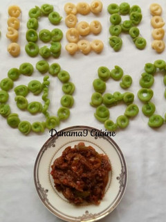 A picture of Macaroni with sauce.