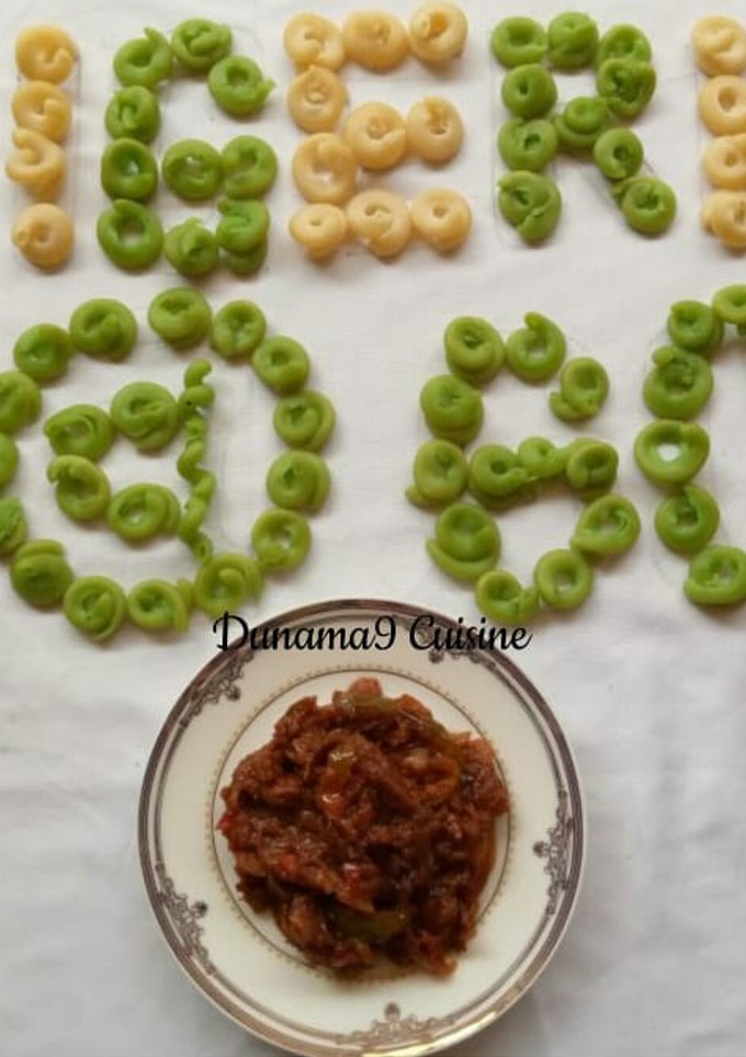 A picture of Macaroni with sauce.