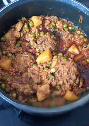 A picture of Aloo keema matar.