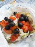 Merluza en papillote con aceitunas negras y tomate