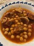 Potaje de garbanzos con oreja y chorizo