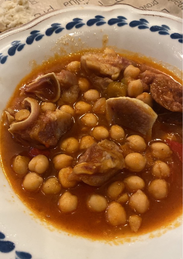 Una foto de Potaje de garbanzos con oreja y chorizo