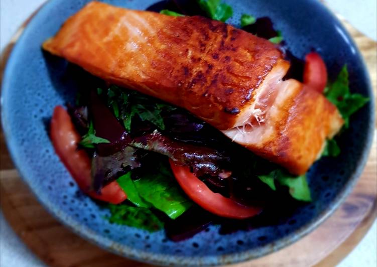 Simple Way to Prepare Perfect Crispy Salmon Skin With Salad Leaves