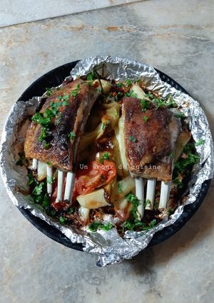 Une photo de Hauts de côtelettes d'agneau rôtis avec pommes de terre 🧈🥩🥔🍅🌶
