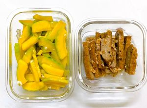 Hình của món Bí đỏ xào tỏi & chả cá rim mặn ngọt.