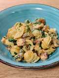 Wok de orecchiette con pulpo, champiñones y espinaca en salsa ajonesa