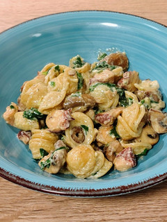 Una foto de Wok de orecchiette con pulpo, champiñones y espinaca en salsa ajonesa