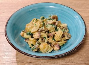 Una foto de Wok de orecchiette con pulpo, champiñones y espinaca en salsa ajonesa