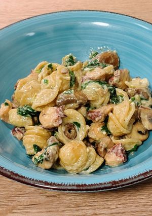 Una foto de Wok de orecchiette con pulpo, champiñones y espinaca en salsa ajonesa