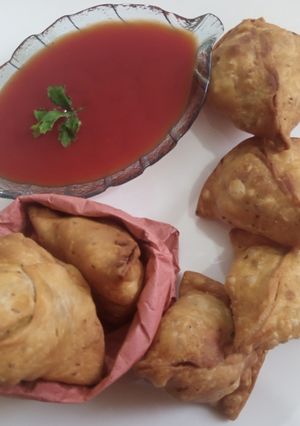 A picture of Aloo(potato) samosa.