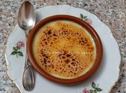 Une photo de crème brûlée