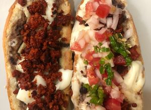 Una foto de Molletes tradicionales