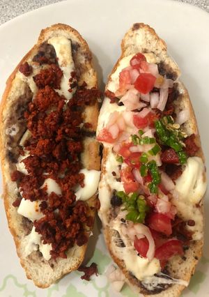 Una foto de Molletes tradicionales