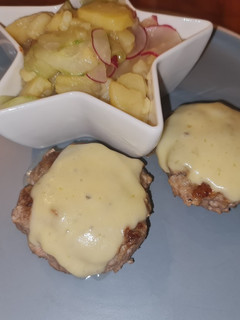 Fleischpflanzerl a la Mama mit Kartoffel-Radieschen-Gurken-Salat Rezepthauptbild