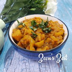 A picture of White Parwal/Pointed Gourd Curry.
