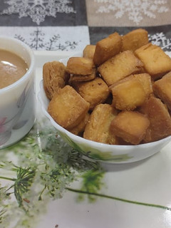 A picture of Shakar Pare from left over sugar syrup.