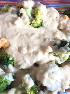 Una foto de Brócoli gratinado con bechamel de gambas y queso