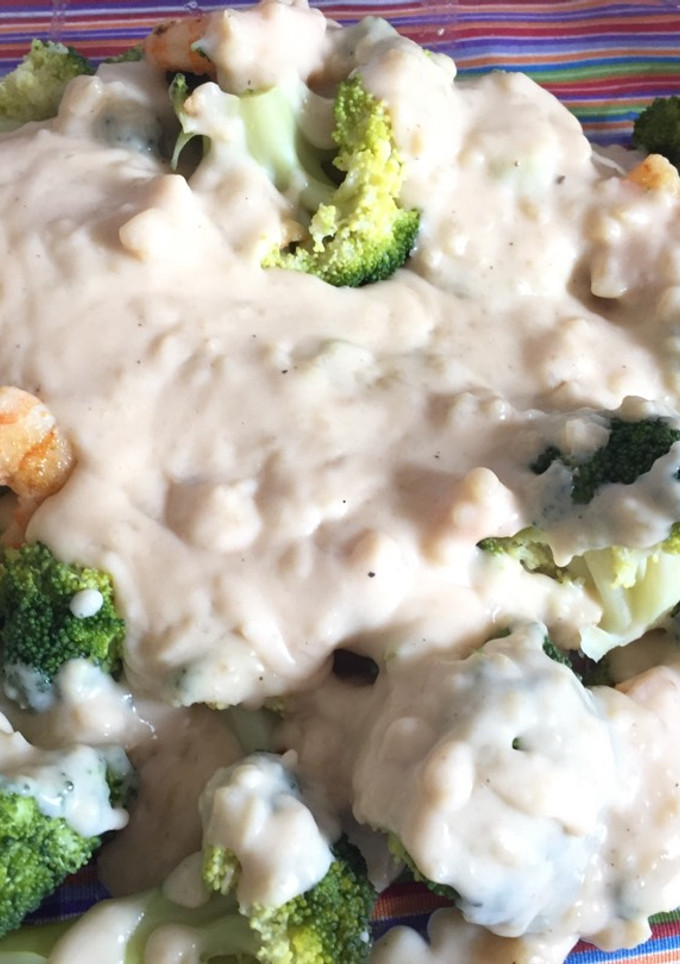 Una foto de Brócoli gratinado con bechamel de gambas y queso