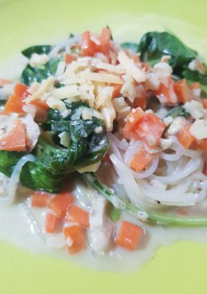 รูปของ เส้นบุกไก่ผัดผักโขมครีมสด