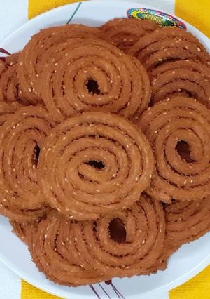 ચકરી (Chakri Recipe In Gujarati) રેસીપી મુખ્ય ફોટો